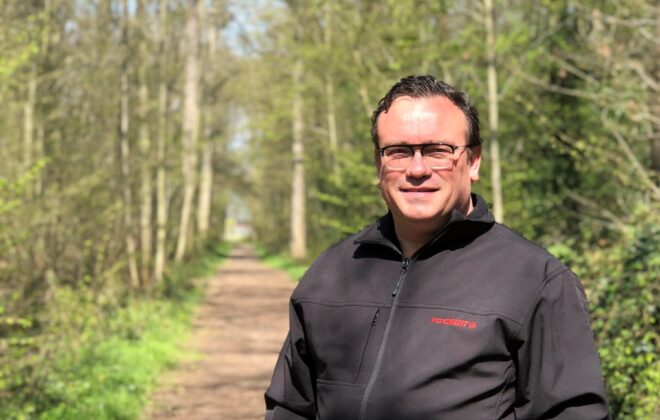 gedeputeerde Jurgen Vanlerberghe in het bos, belang van natuur en groen voor gezondheid