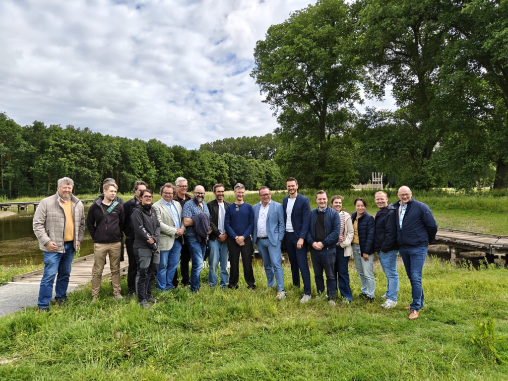 Gisteren openden we de vlonderweide in provinciedomein De Gavers officieel. Na de uitbreiding van De Gavers met maar liefst 20 hectare, kan je er vandaag dus nóg meer natuur beleven. Nabije natuur, natte natuur en vooral ook toegankelijke natuur staan hier centraal. Waarom dit belangrijk is? Ik neem jullie mee naar de vlonderweides in De Gavers om dat vanuit de praktijk te tonen.
