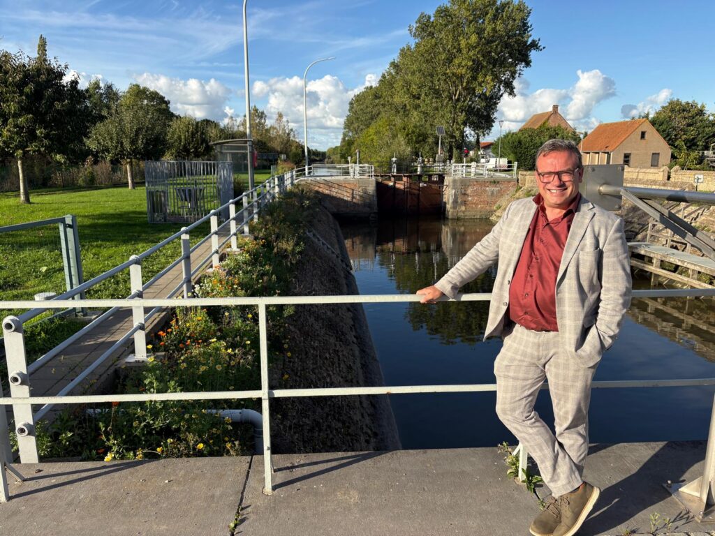 Wie de Westhoek weerbaar wil maken tegen wateroverlast én droogte, moet soms beginnen bij een kleine beek. De Machuitbeek toont hoe een gerichte aanpak op het terrein een hele regio sterker kan maken. Ontdek hier hoe we dat zullen doen.
